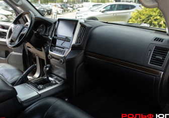 Подержанный автомобиль Toyota Land Cruiser Suv 2018 года (7 фото)
