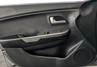 Подержанный автомобиль Kia Rio Hatchback 2015 года (19 фото)