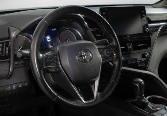 Подержанный автомобиль Toyota Camry Sedan 2021 года (13 фото)