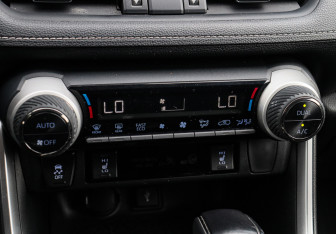 Подержанный автомобиль Toyota RAV4 2020 года (17 фото)