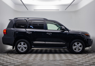 Подержанный автомобиль Toyota Land Cruiser Suv 2013 года (6 фото)
