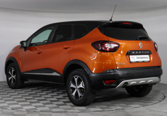 Подержанный автомобиль Renault Kaptur 2017 года (7 фото)