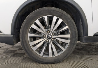 Подержанный автомобиль Mitsubishi Outlander 2019 года (12 фото)