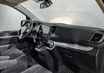 Подержанный автомобиль Peugeot Traveller 2019 года (13 фото)