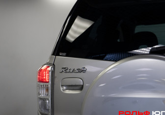 Подержанный автомобиль Toyota Rush 2011 года (19 фото)