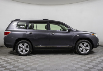 Подержанный автомобиль Toyota Highlander 2011 года (4 фото)