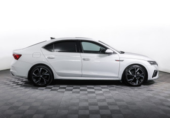 Подержанный автомобиль Skoda Octavia Liftback 2022 года (4 фото)