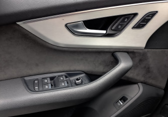Подержанный автомобиль Audi Q7 2021 года (29 фото)