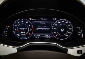 Подержанный автомобиль Audi Q7 2015 года (11 фото)