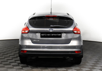 Подержанный автомобиль Ford Focus Hatchback 2015 года (6 фото)