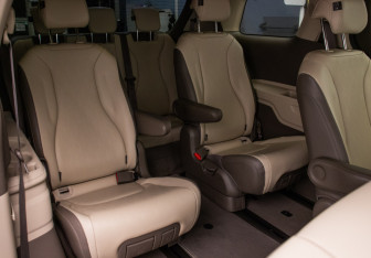 Подержанный автомобиль Kia Carnival 2020 года (12 фото)