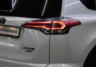 Подержанный автомобиль Toyota RAV4 2017 года (23 фото)