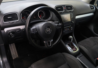 Подержанный автомобиль Volkswagen Golf Hatchback 2012 года (12 фото)