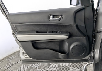 Подержанный автомобиль Nissan X-Trail 2014 года (17 фото)