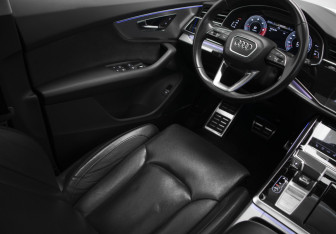 Подержанный автомобиль Audi Q7 2021 года (19 фото)