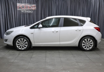 Подержанный автомобиль Opel Astra Hatchback 2011 года (8 фото)