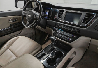 Подержанный автомобиль Kia Carnival 2018 года (11 фото)