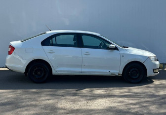 Подержанный автомобиль Skoda Rapid Liftback 2015 года (4 фото)
