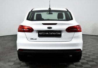 Подержанный автомобиль Ford Focus Sedan 2019 года (6 фото)