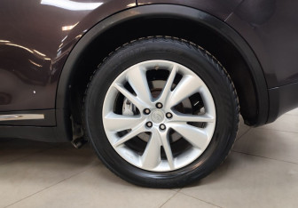 Подержанный автомобиль Infiniti QX70 2015 года (9 фото)