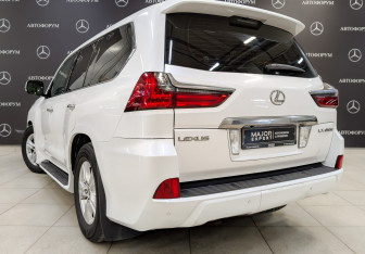 Подержанный автомобиль Lexus LX 2015 года (7 фото)