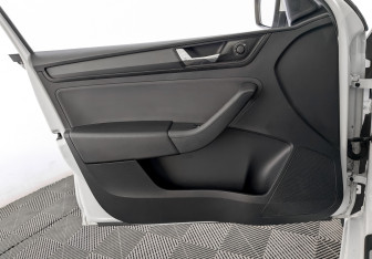 Подержанный автомобиль Skoda Rapid Liftback 2019 года (19 фото)