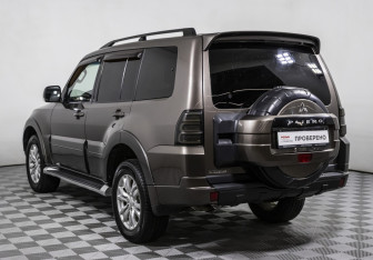 Подержанный автомобиль Mitsubishi Pajero 2012 года (7 фото)