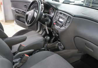 Подержанный автомобиль Kia Rio Hatchback 2011 года (11 фото)