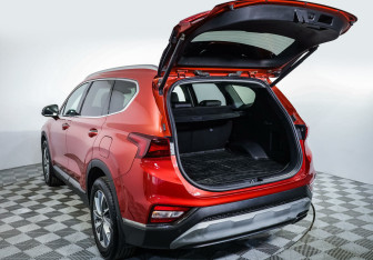 Подержанный автомобиль Hyundai Santa Fe 2019 года (17 фото)