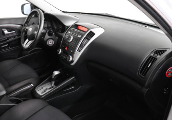 Подержанный автомобиль Kia Ceed Hatchback 2011 года (10 фото)