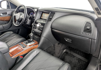 Подержанный автомобиль Infiniti QX70 2015 года (11 фото)