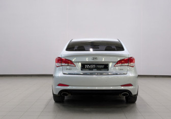 Подержанный автомобиль Hyundai i40 Sedan 2014 года (25 фото)