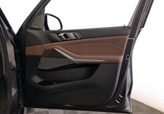 Подержанный автомобиль BMW X5 2022 года (25 фото)