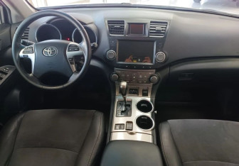 Подержанный автомобиль Toyota Highlander 2012 года (10 фото)