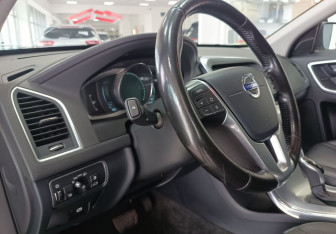 Подержанный автомобиль Volvo XC60 2016 года (10 фото)