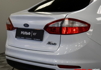 Подержанный автомобиль Ford Fiesta Sedan 2015 года (19 фото)