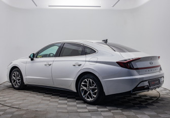 Подержанный автомобиль Hyundai Sonata 2021 года (3 фото)