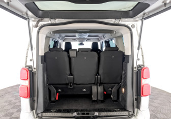 Подержанный автомобиль Peugeot Traveller 2021 года (10 фото)