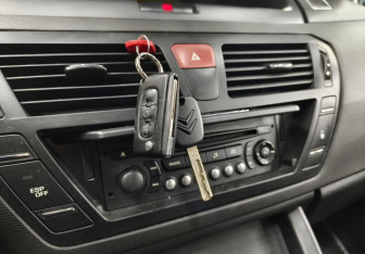 Подержанный автомобиль Citroen C4 Picasso 2011 года (17 фото)