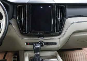 Подержанный автомобиль Volvo XC60 2018 года (15 фото)