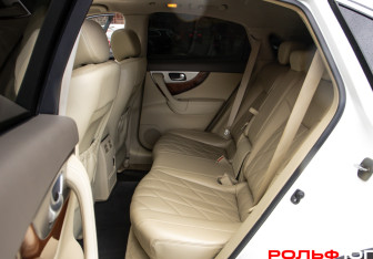 Подержанный автомобиль Infiniti QX70 2016 года (8 фото)