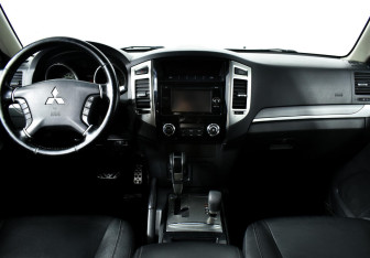 Подержанный автомобиль Mitsubishi Pajero 2014 года (9 фото)