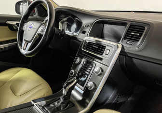 Подержанный автомобиль Volvo S60 2014 года (9 фото)