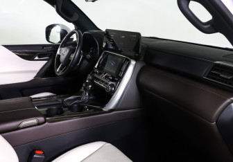 Подержанный автомобиль Lexus LX 2022 года (10 фото)