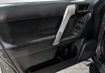 Подержанный автомобиль Toyota Land Cruiser Prado 2017 года (19 фото)