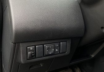 Подержанный автомобиль Nissan Tiida Hatchback 2012 года (17 фото)