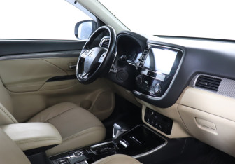 Подержанный автомобиль Mitsubishi Outlander 2019 года (9 фото)