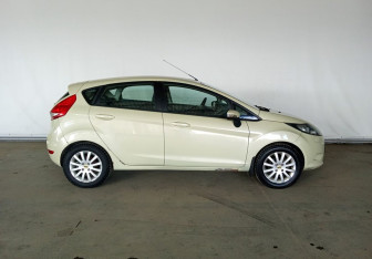 Подержанный автомобиль Ford Fiesta Hatchback 2008 года (8 фото)