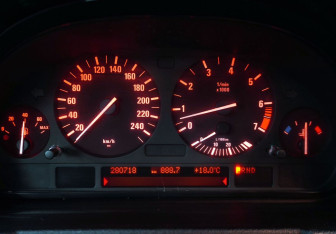 Подержанный автомобиль BMW X5 2003 года (18 фото)