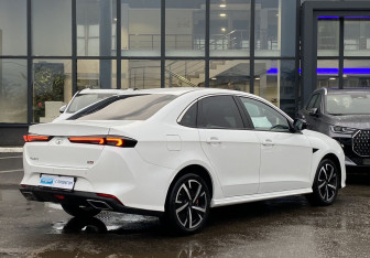 Подержанный автомобиль Kaiyi E5 2023 года (5 фото)